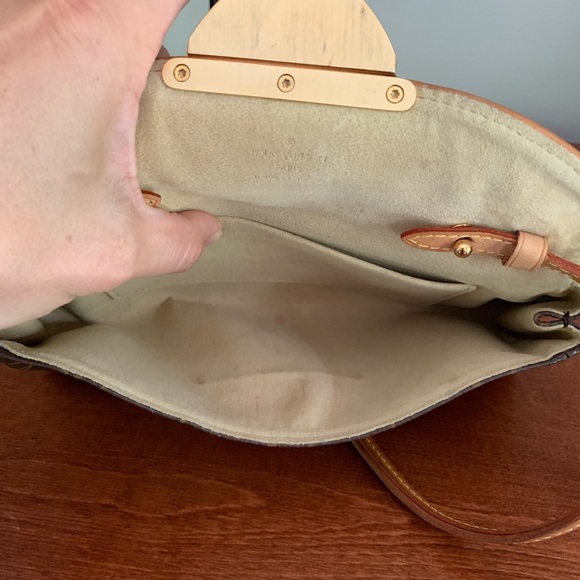 Louis Vuitton Beverly Clutch - Picture 3 of 8